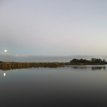 Over Lake Монникендам Экстерьер фото