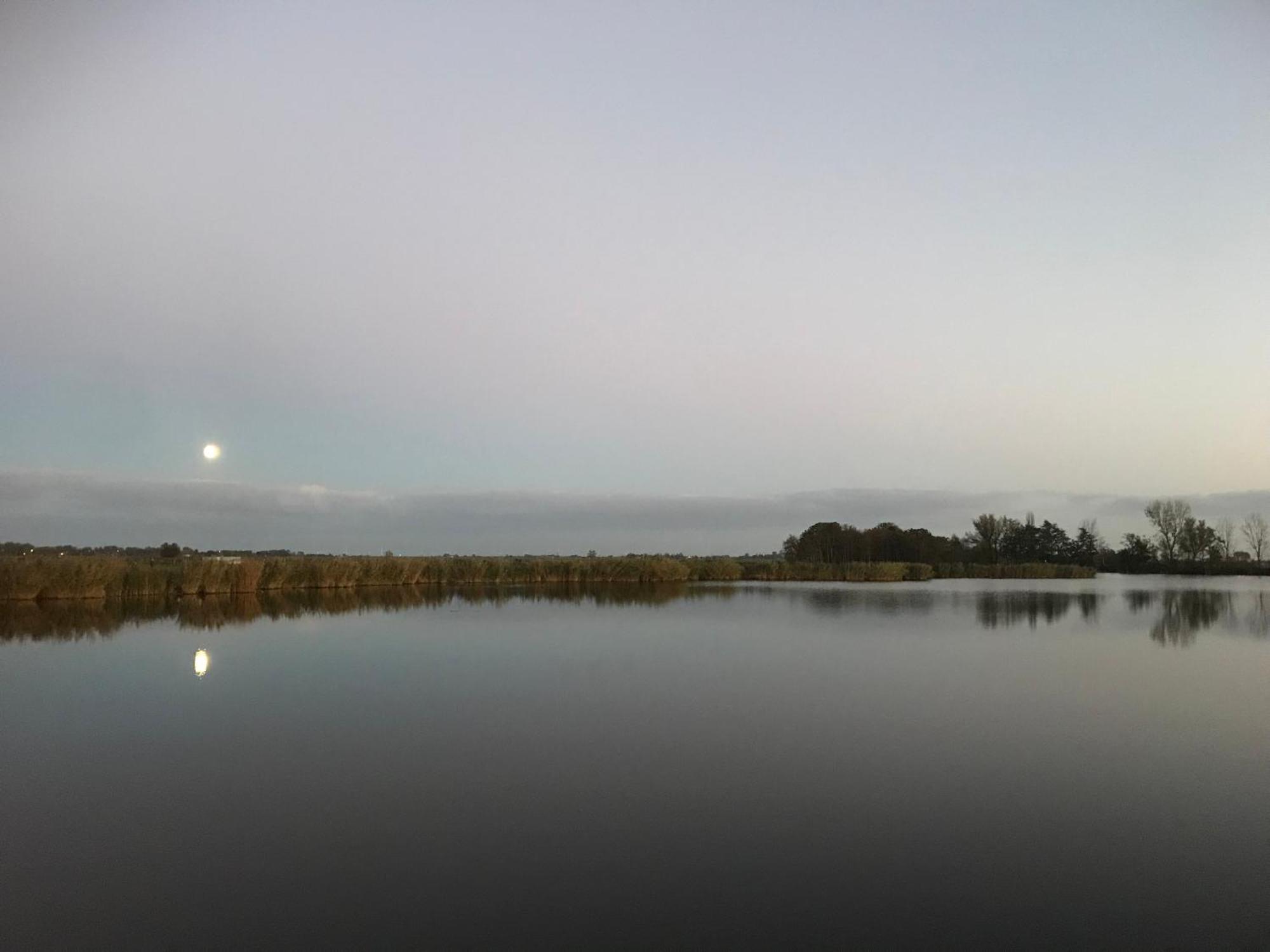 Over Lake Монникендам Экстерьер фото